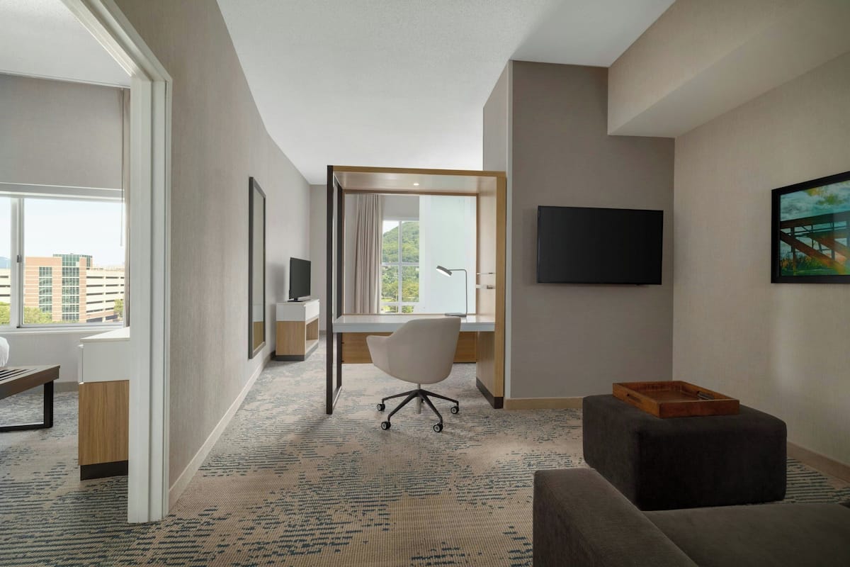 Suite, 2 chambres, non-fumeurs, vue montagne | Literie hypoallergénique, surmatelas, bureau, rideaux occultants
