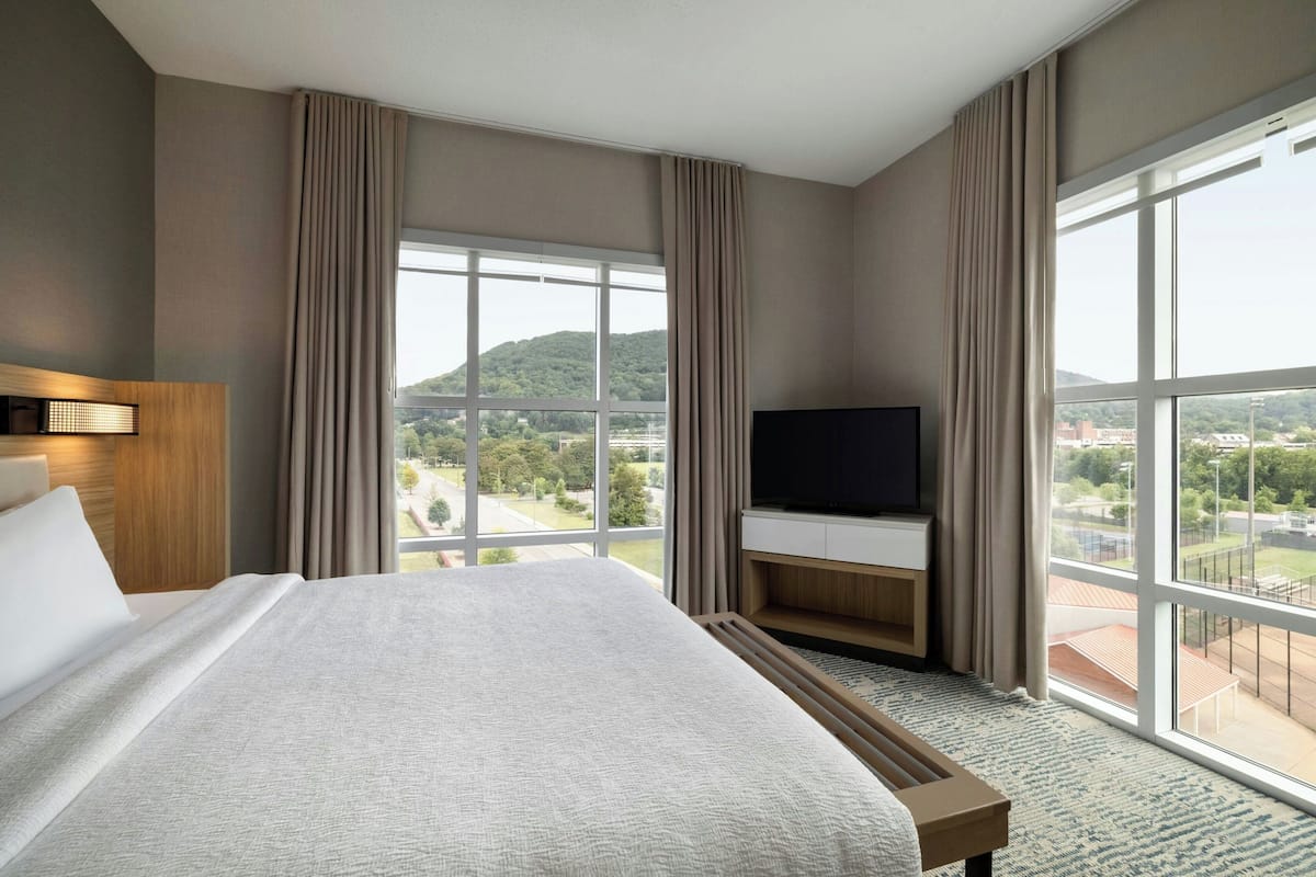 Suite, 1 chambre, non-fumeurs, vue montagne | Literie hypoallergénique, surmatelas, bureau, rideaux occultants