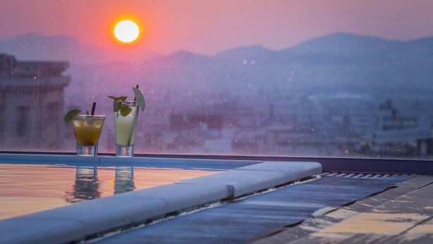 室外泳池;躺椅