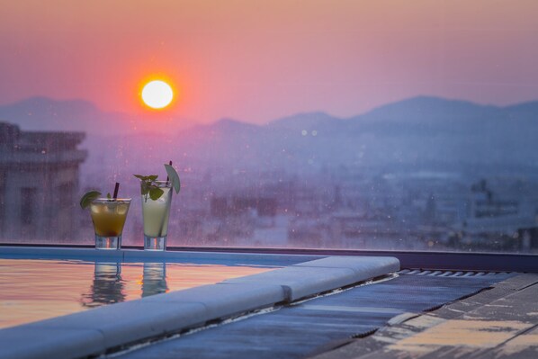 Outdoor pool, sun loungers - Novus City Hotel (Athens)
