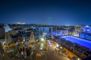 Outdoor pool, pool loungers - Novus City Hotel (Athens)