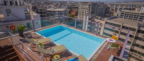 Piscina a l'aire lliure i gandules