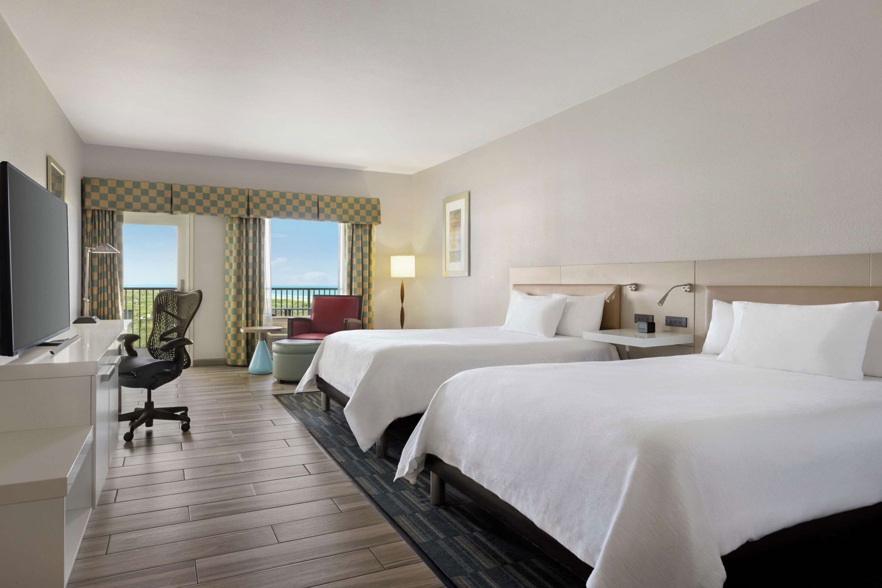 Caja de seguridad en la habitación y escritorio 