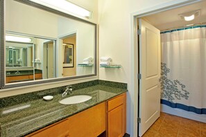 Combined shower/tub, hair dryer, towels