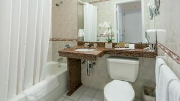 Combined shower/bathtub, free toiletries, hair dryer, towels