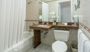 Combined shower/bathtub, free toiletries, hair dryer, towels