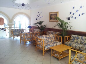 Lobby sitting area - Villa Belvedere (Cefalù)