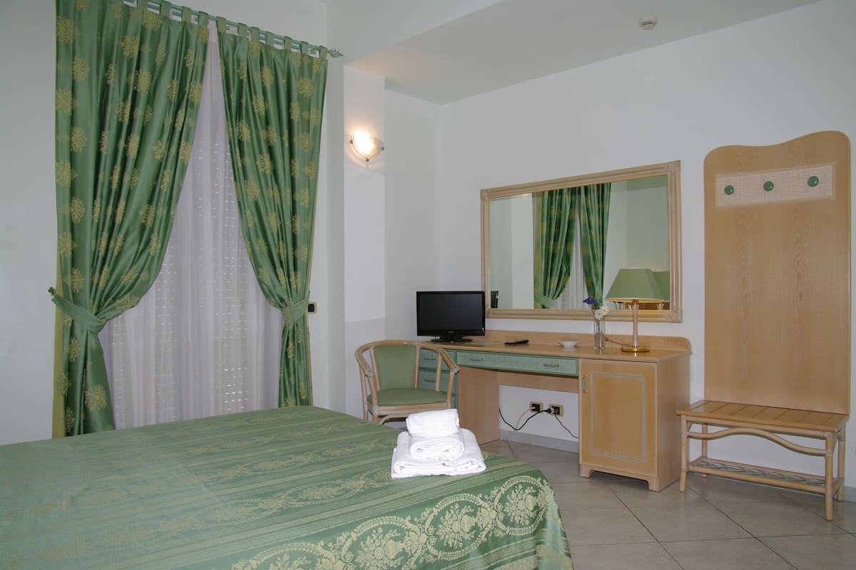 Double Room Single Use | Desk, cribs/infant beds, free WiFi, wheelchair access