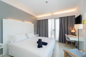 Minibar, in-room safe, desk, soundproofing - ARTIEM Carlos - Adults Only Hotel (Es Castell)