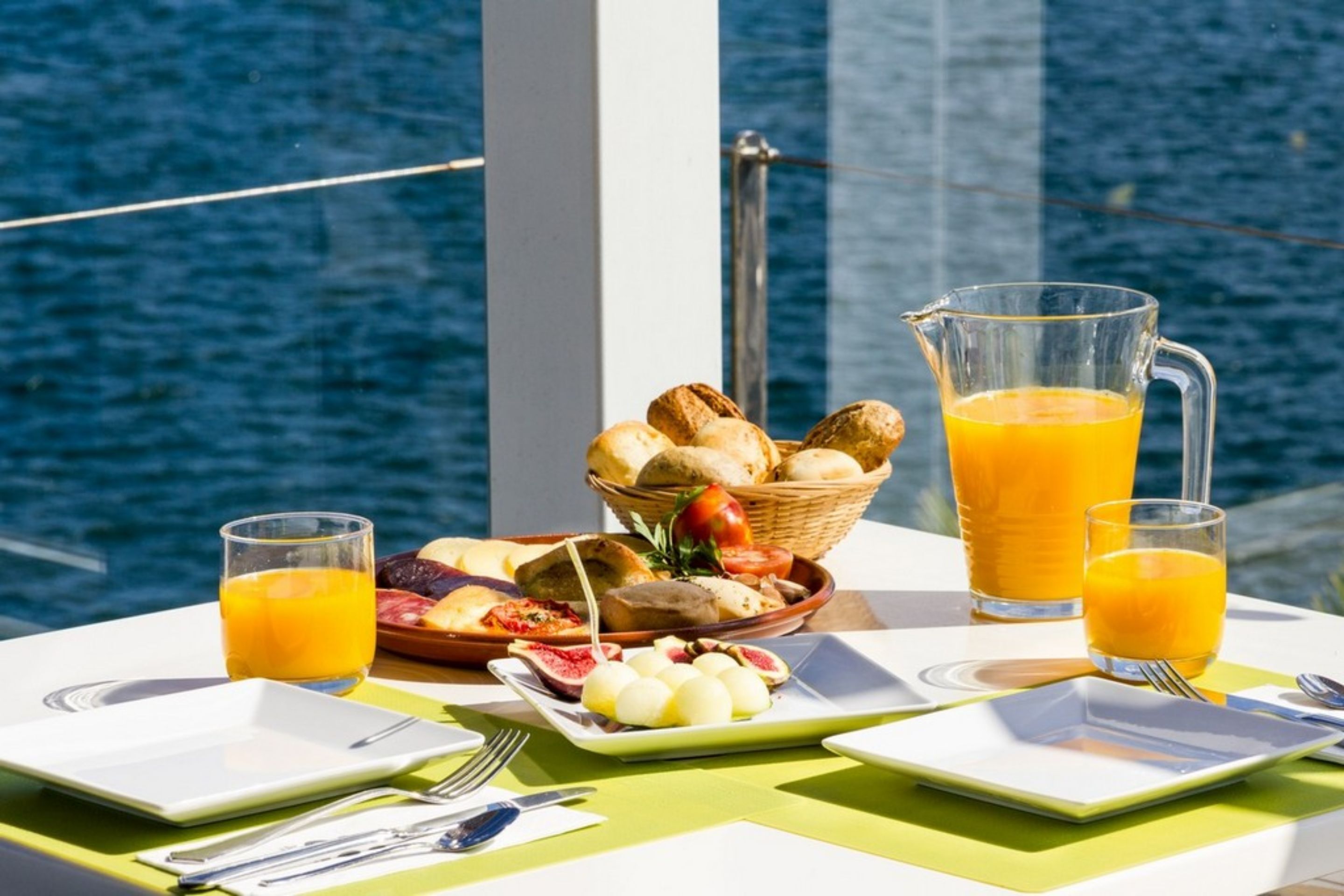 Se ofrece un desayuno bufé todos los días (por un coste adicional)