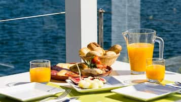 Se ofrece un desayuno bufé todos los días (por un coste adicional)