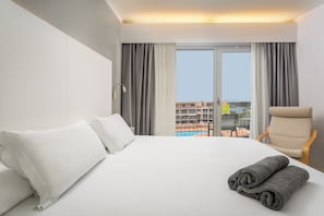 Minibar, in-room safe, desk, soundproofing - ARTIEM Carlos - Adults Only Hotel (Es Castell)