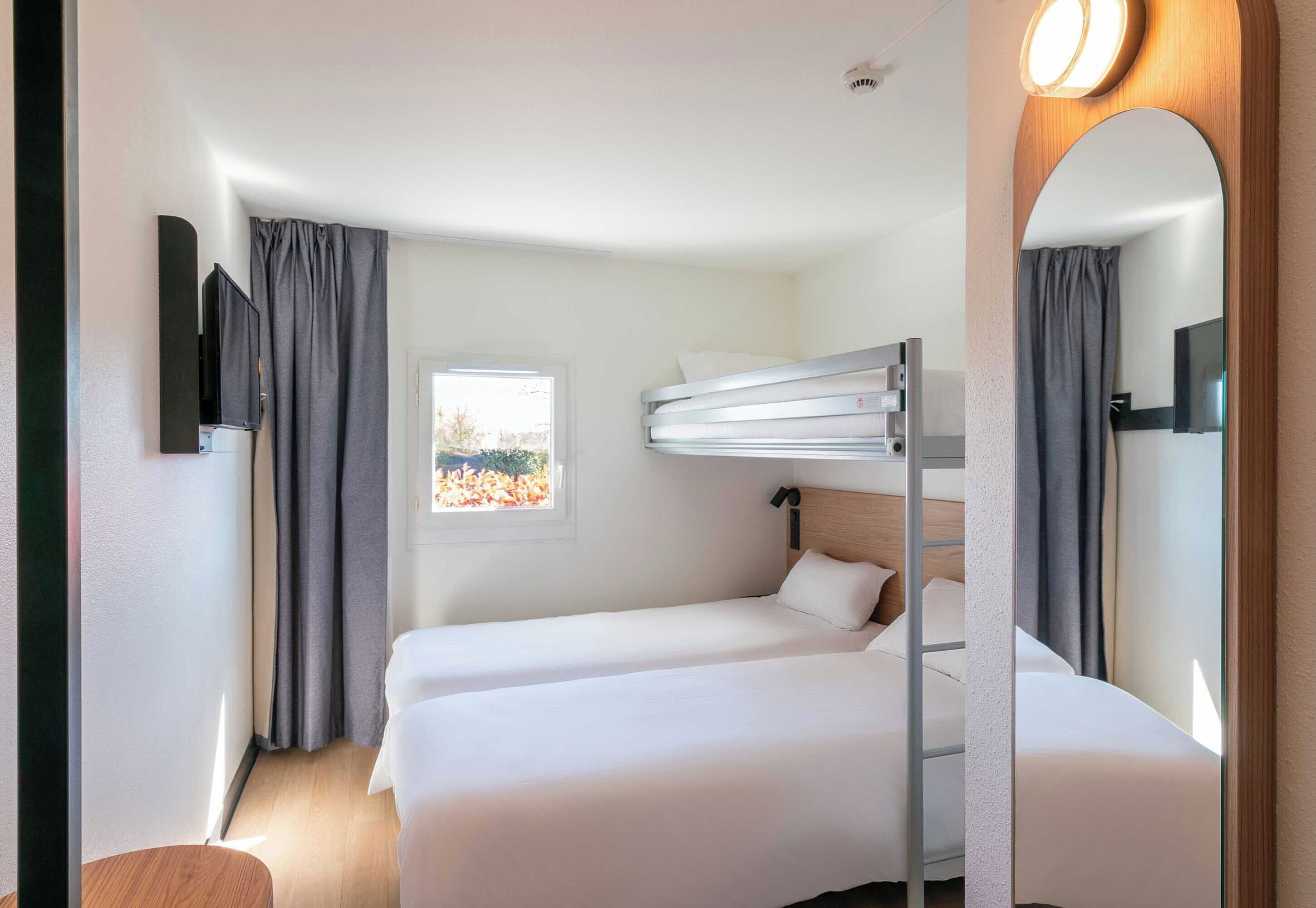 Dreibettzimmer, Nichtraucher | Schreibtisch, Bügeleisen/Bügelbrett, kostenloses WLAN, Bettwäsche