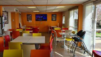 Tägliches Frühstücksbuffet (6.90 EUR pro Person)