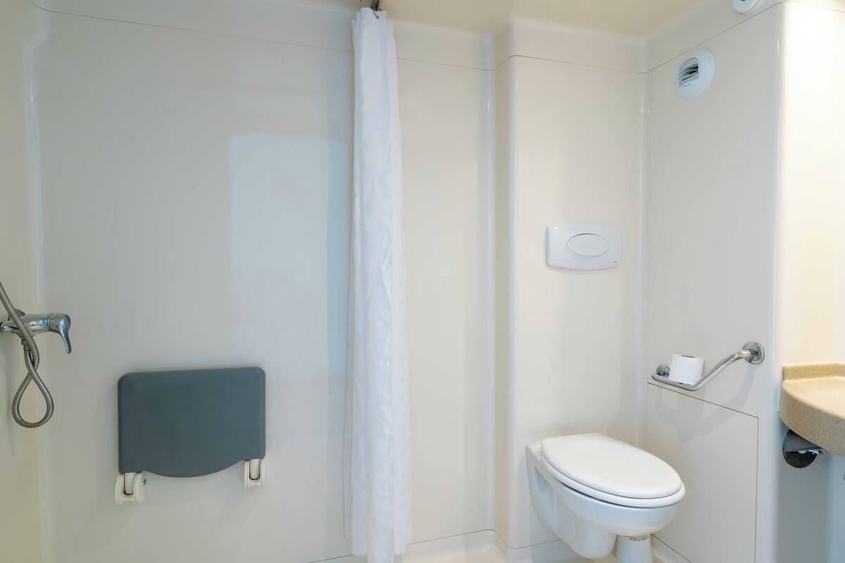Double Room, Accessible, Non Smoking | Bathroom | Shower, eco-friendly toiletries, towels