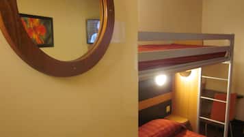 Camera Standard, letti multipli (1 Double and 1 Single bed) | Una scrivania, insonorizzazione, Wi-Fi gratuito, lenzuola