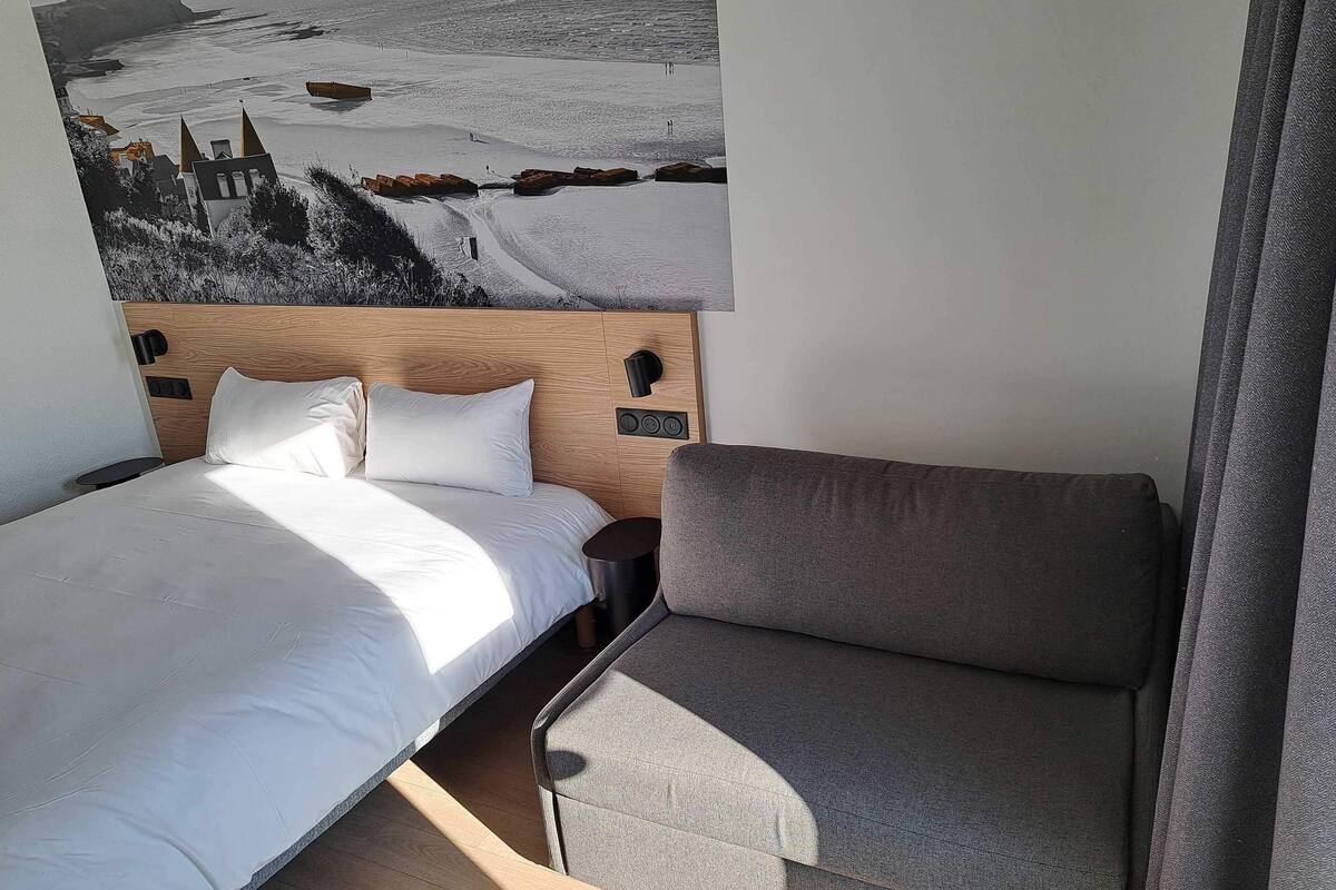 Desk, iron/ironing board, free WiFi, bed sheets