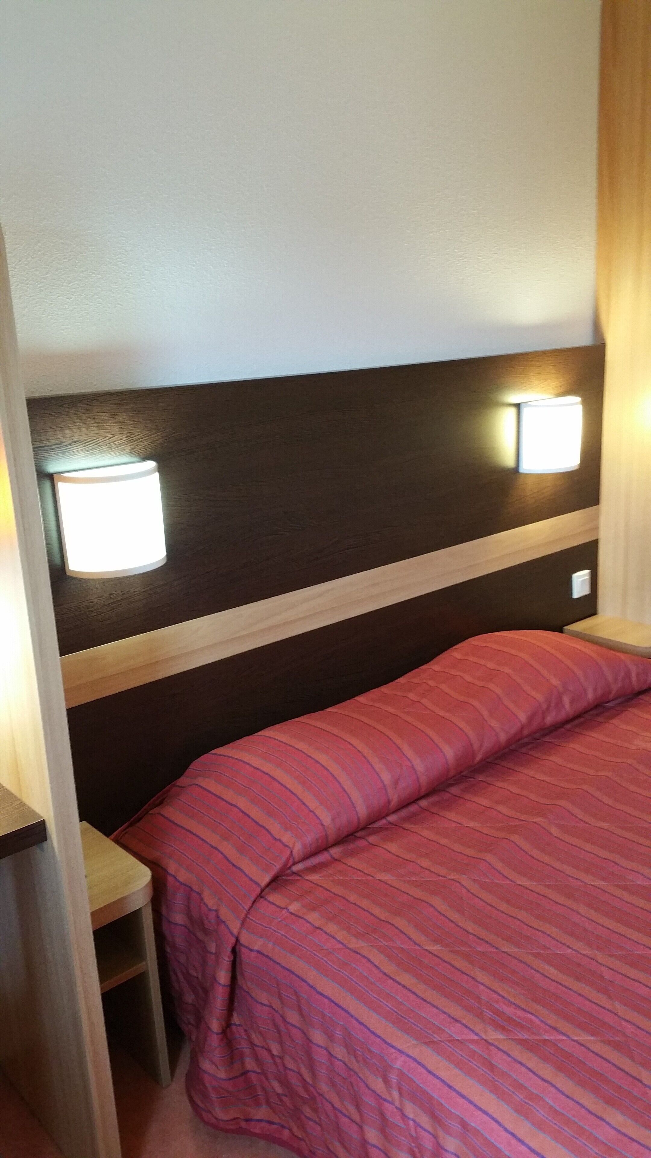 Meja kerja, kedap suara, Wi-Fi gratis, dan seprai linen