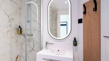 Shower, eco-friendly toiletries, towels