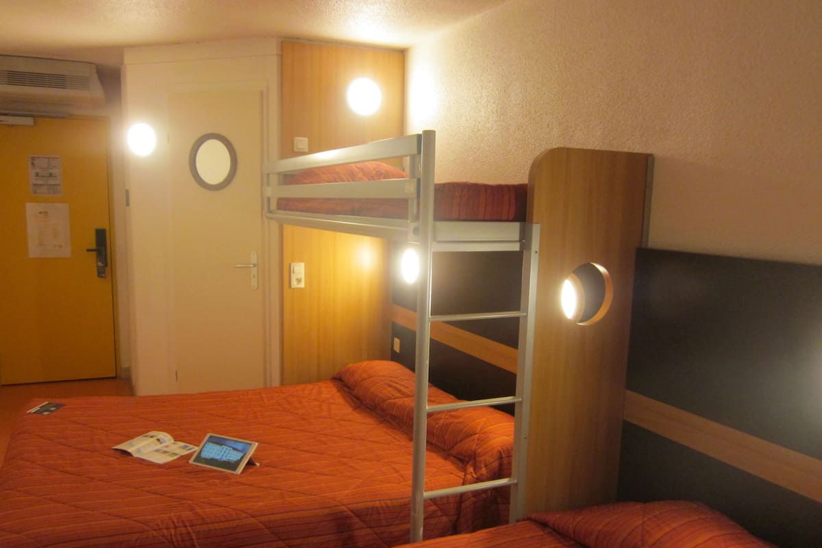 Standard Room, Multiple Beds | Desk, soundproofing, free WiFi, bed sheets
