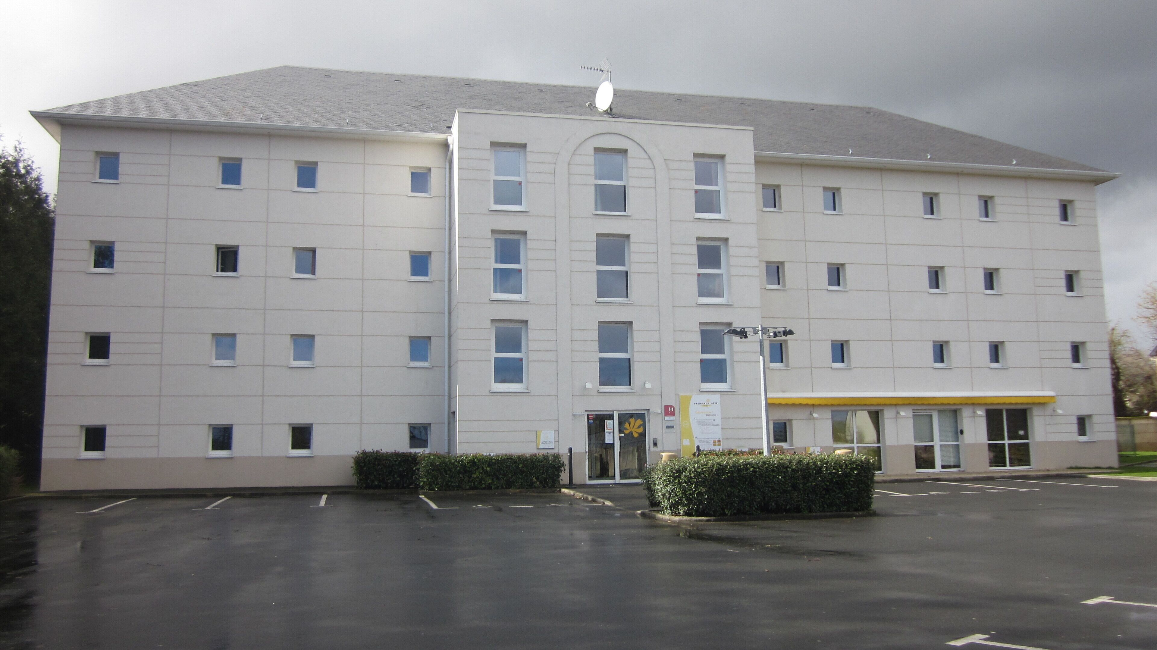 Vista frontal de la propiedad