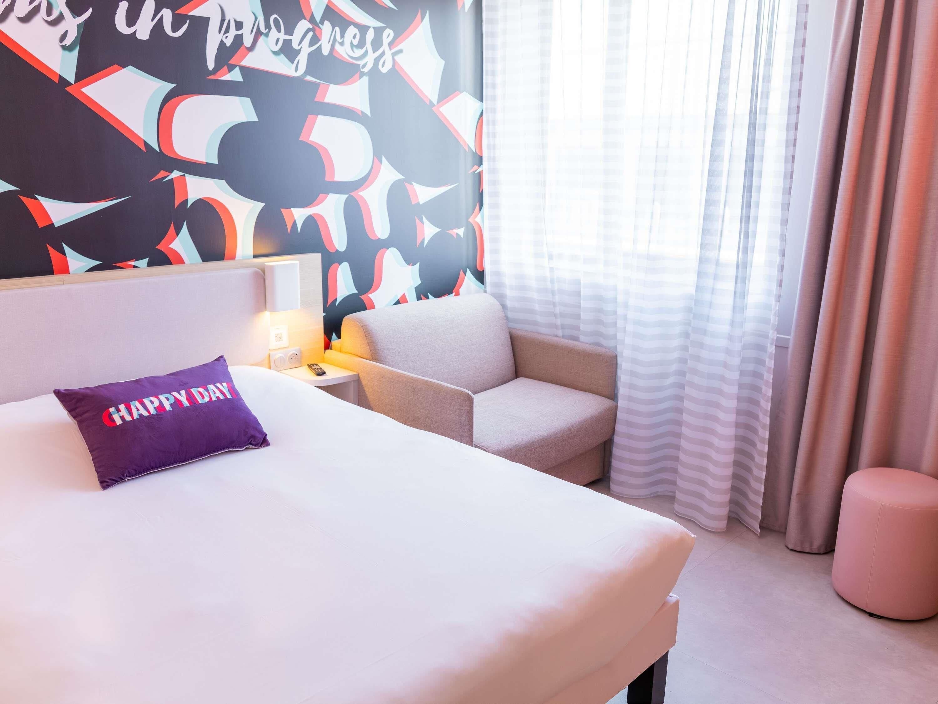 Habitación estándar, 1 cama matrimonial y sofá cama | Ropa de cama de alta calidad y decoración personalizada 