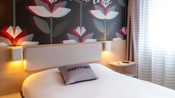 Habitación estándar, 1 cama matrimonial | Ropa de cama de alta calidad y decoración personalizada