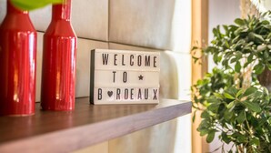 Un letrero de bienvenida con el texto 'WELCOME TO BORDES' sobre una repisa.