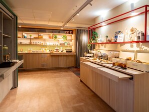 Una cocina moderna con armarios de madera, una isla central y una barra desayunadora.