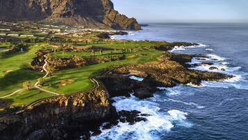 Un campo de golf costero con acantilados rocosos y vistas al océano.