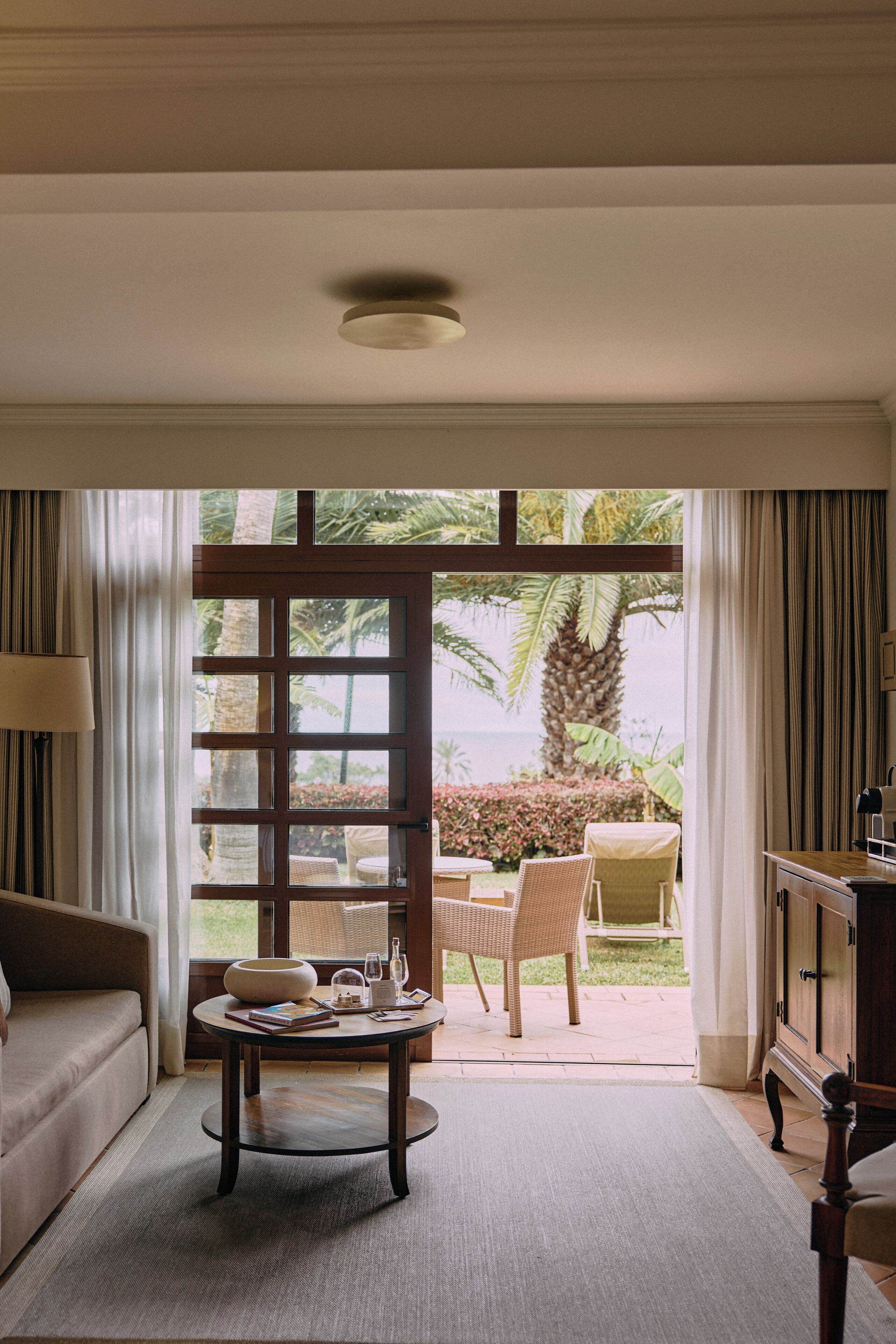 Luxe beddengoed, donzen dekbedden, een minibar, een kluis op de kamer
