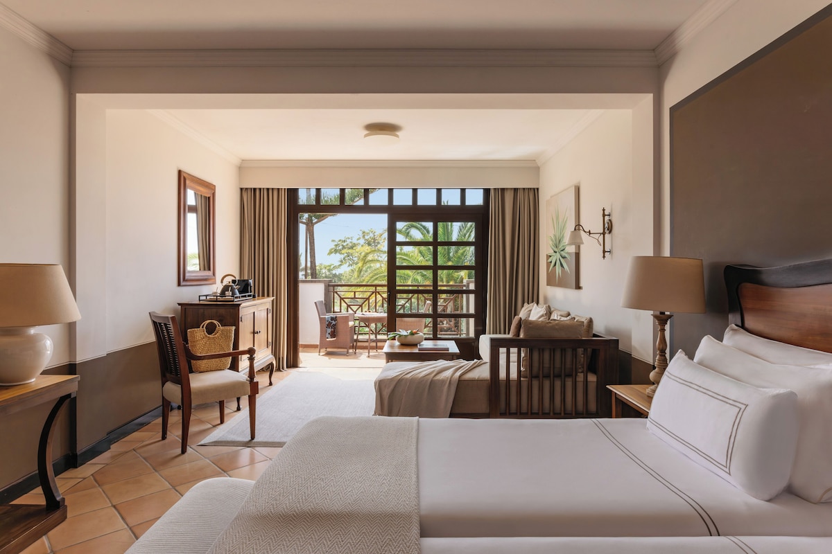 Bộ đồ giường cao cấp, chăn bông, minibar, két bảo mật tại phòng