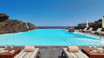 2 piscines extérieures, parasols de plage, chaises longues