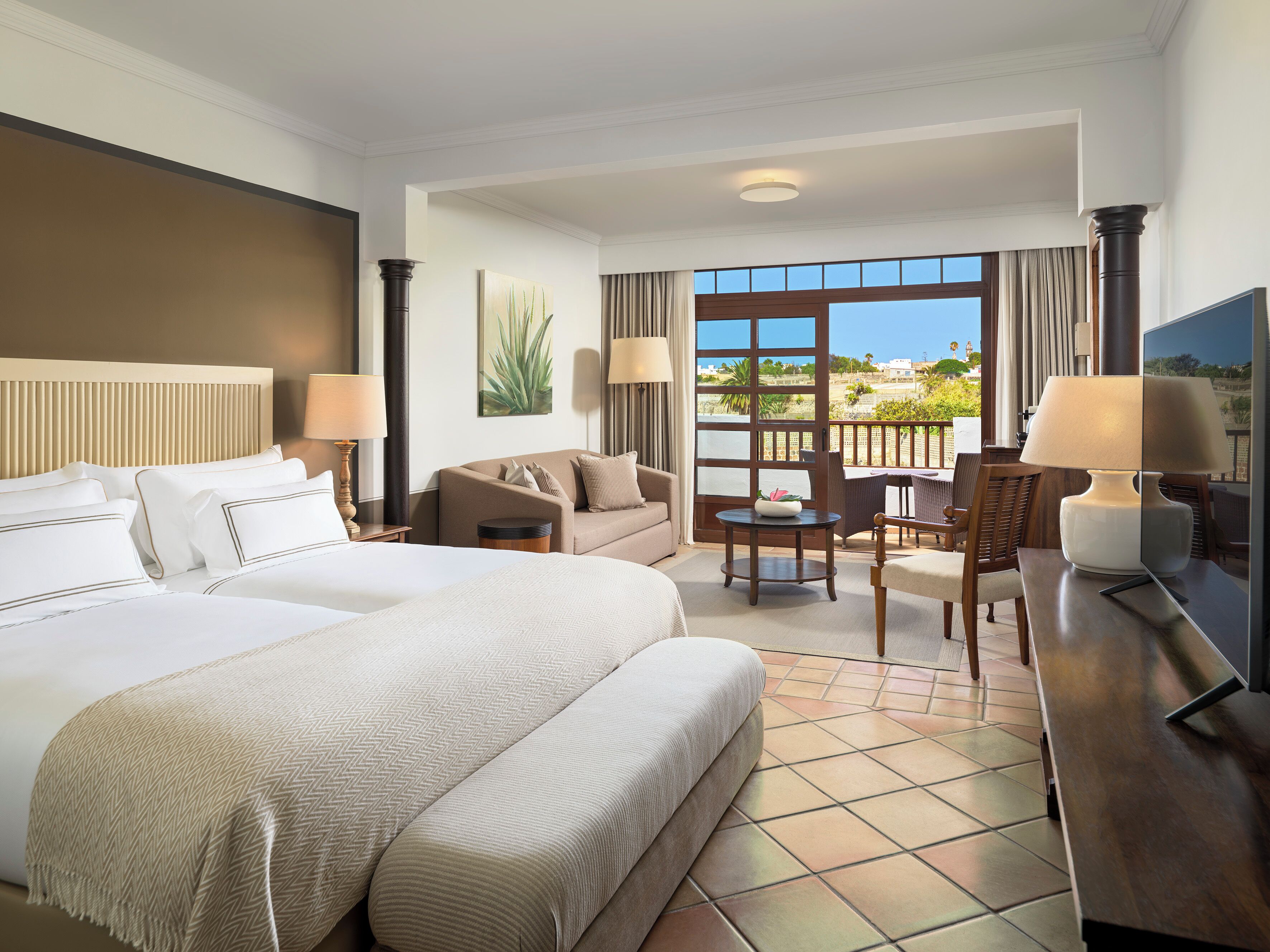 Ropa de cama de alta calidad, edredones de plumas, minibar y caja fuerte