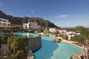 2 piscinas al aire libre, sombrillas, tumbonas