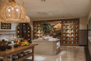 3 restaurants, serveren ontbijt, lunch, diner, lokale gerechten