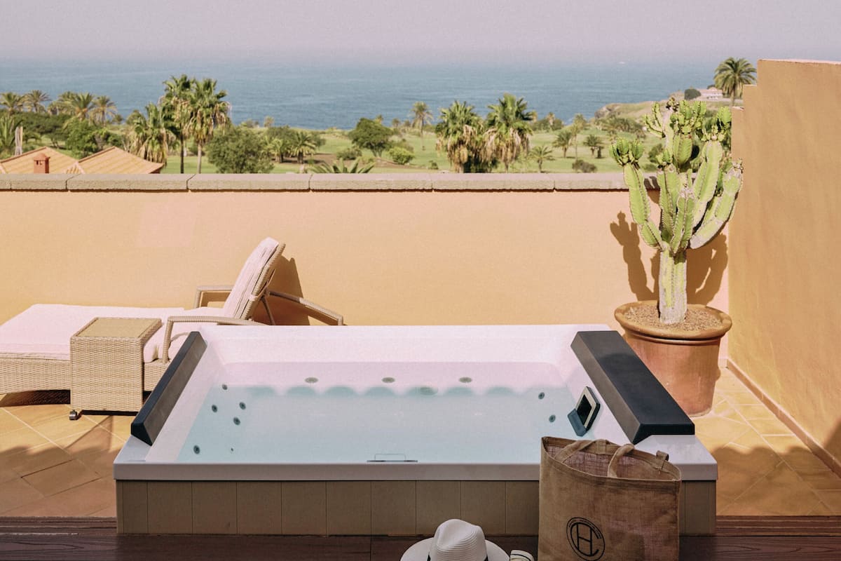 Ylelliset vuodevaatteet, untuvapeitot, minibaari, tallelokero huoneessa