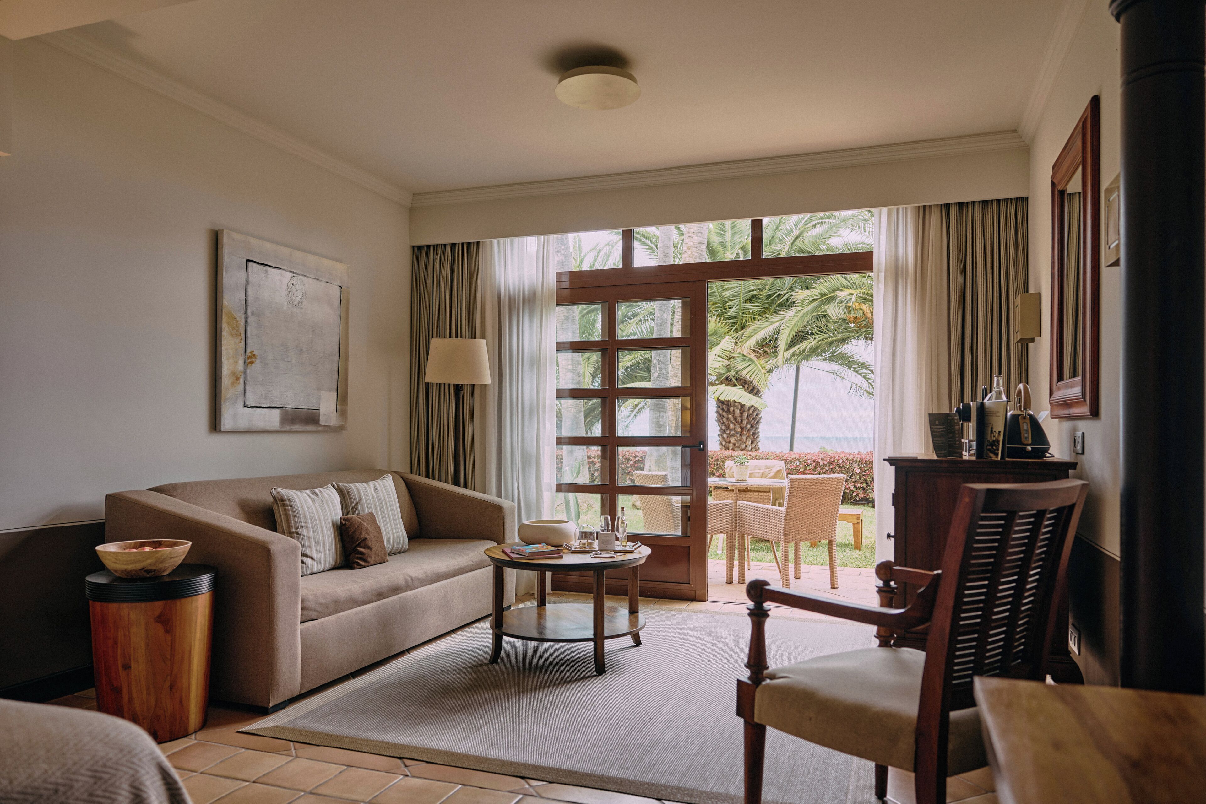 Roupas de cama premium, edredons de pluma, frigobar, cofres nos quartos