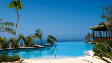 2 buitenzwembaden, parasols voor strand/zwembad