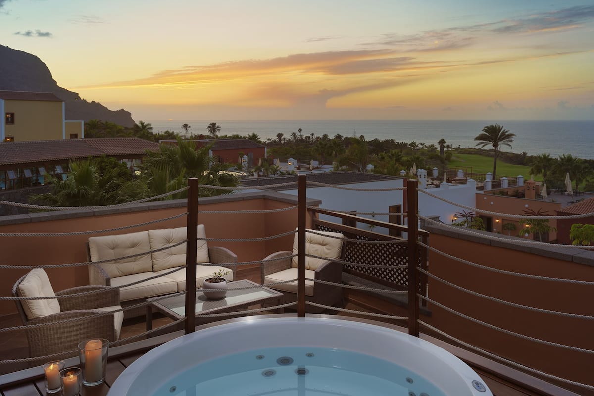 Jetted tub
