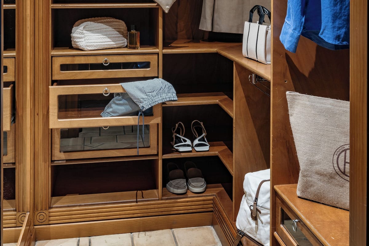 Ylelliset vuodevaatteet, untuvapeitot, minibaari, tallelokero huoneessa