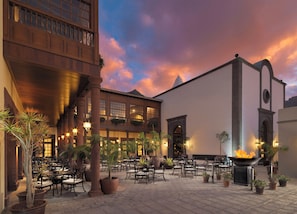 3 restaurants; breakfast, lunch and dinner served 