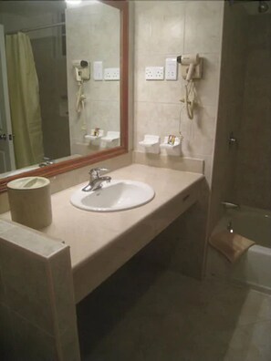 Combined shower/tub, deep soaking tub, free toiletries, hair dryer - Kalinago Beach Resort (St. George's)