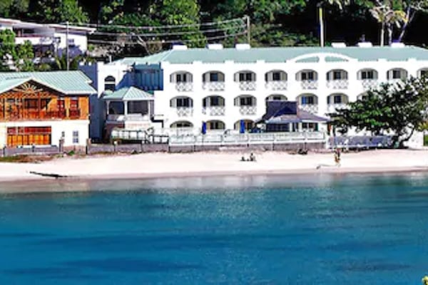 Ubicación a pie de playa y arena blanca