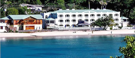 En la playa, arena blanca