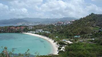 PĂ„ stranden och vit sandstrand