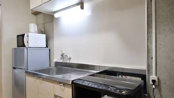 Lemari es, microwave, kompor, dan peralatan masak/sendok-piring