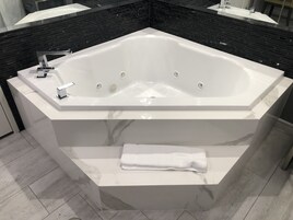 Studio Suite, 1 King Bed, Non Smoking | Desk, iron/ironing board, free WiFi, bed sheets