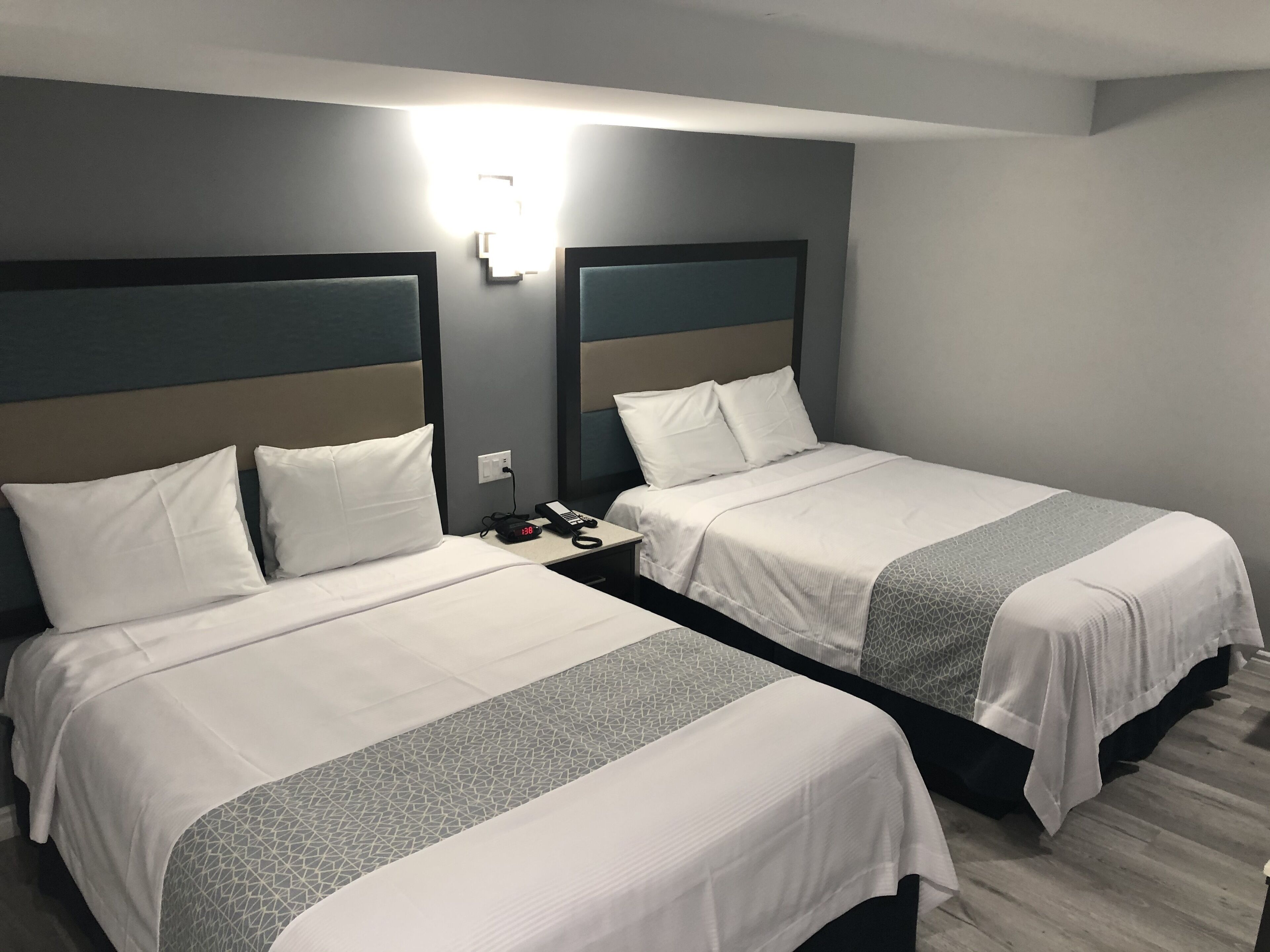 Habitación, 2 camas de matrimonio, no fumadores | Escritorio, tabla de planchar con plancha, wifi gratis y ropa de cama