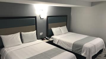 Habitación, 2 camas de matrimonio, no fumadores | Escritorio, tabla de planchar con plancha, wifi gratis y ropa de cama